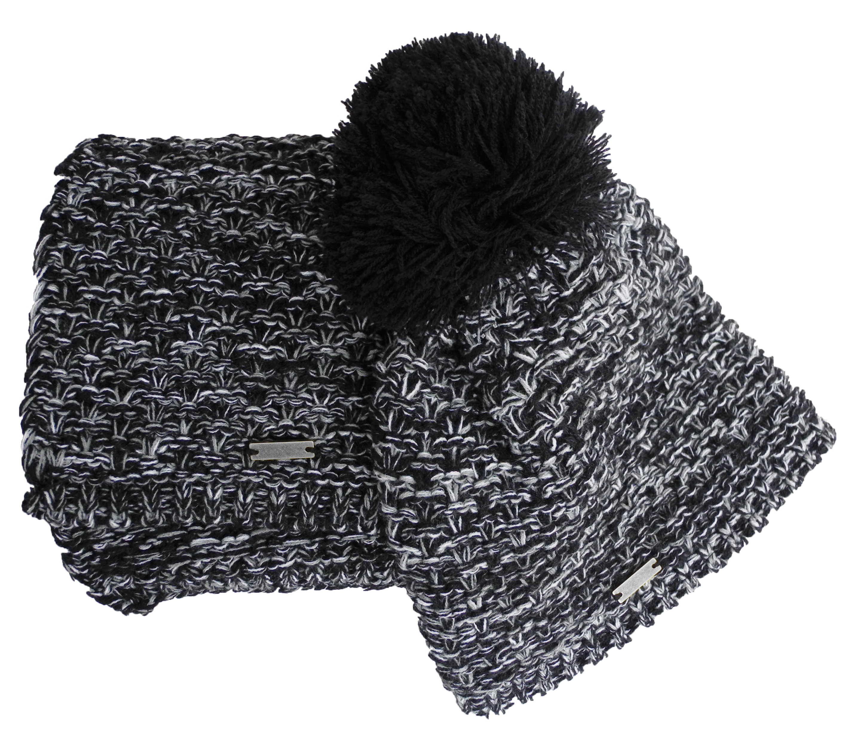 auf dem Metallplättchen auf dem Schal (2,5 x 1 cm)